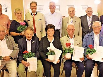 Groß war die Zahl der Jubilare, die für 40- und 50-jährige Vereinszugehörigkeit geehrt wurden. Mit auf dem Bild sind (von rechts) Bürgermeister Thomas Löffler, Zweiter Vorsitzender Wendelin Vetter, Vorsitzender Heinz Büttner, stellvertretender Kreisvorsitzender Volker Wündisch und Landrat Klaus Löffler. Foto: Fleischmann