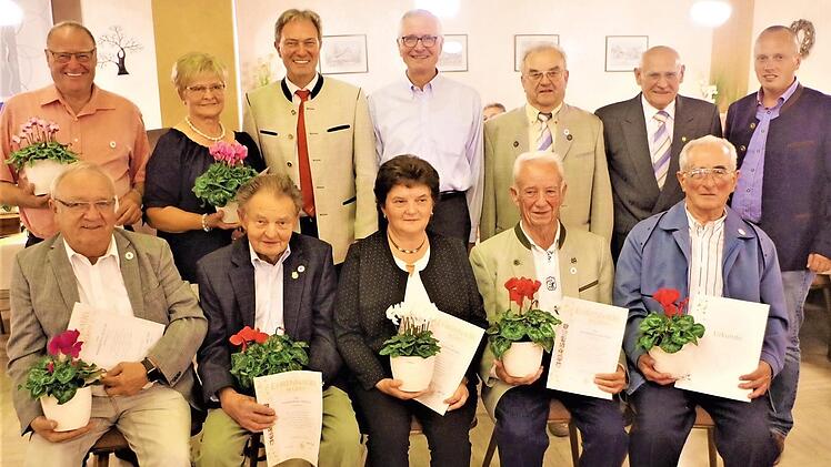 Groß war die Zahl der Jubilare, die für 40- und 50-jährige Vereinszugehörigkeit geehrt wurden. Mit auf dem Bild sind (von rechts) Bürgermeister Thomas Löffler, Zweiter Vorsitzender Wendelin Vetter, Vorsitzender Heinz Büttner, stellvertretender Kreisvorsitzender Volker Wündisch und Landrat Klaus Löffler. Foto: Fleischmann