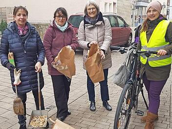 Jutta Hug, Partizia Eliani Siontas, Martine Herpers und Sandra Haagen opfern freitags ihre Mittagspause, um M&uuml;ll zu sammeln. Foto: privat