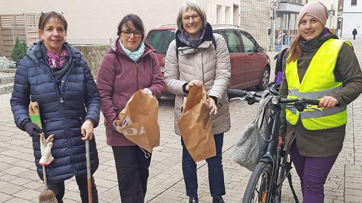 Jutta Hug, Partizia Eliani Siontas, Martine Herpers und Sandra Haagen opfern freitags ihre Mittagspause, um M&uuml;ll zu sammeln. Foto: privat
