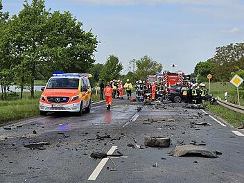 B470 Hemhofen/Adelsdorf: Lkw und Auto kollidieren - Fahrer eingeklemmt