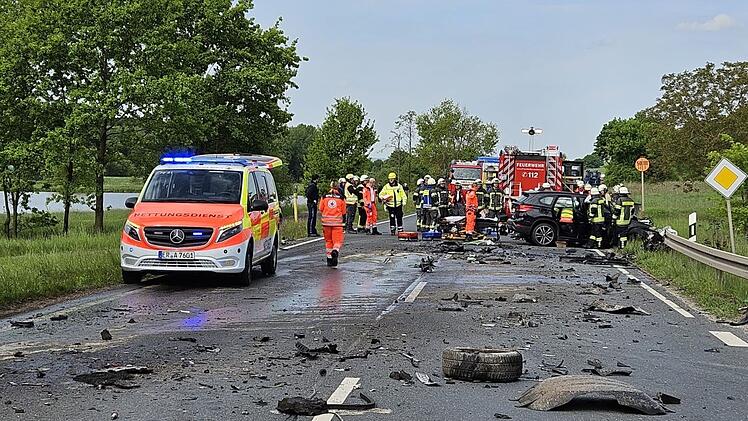 B470 Hemhofen/Adelsdorf: Lkw und Auto kollidieren - Fahrer eingeklemmt
