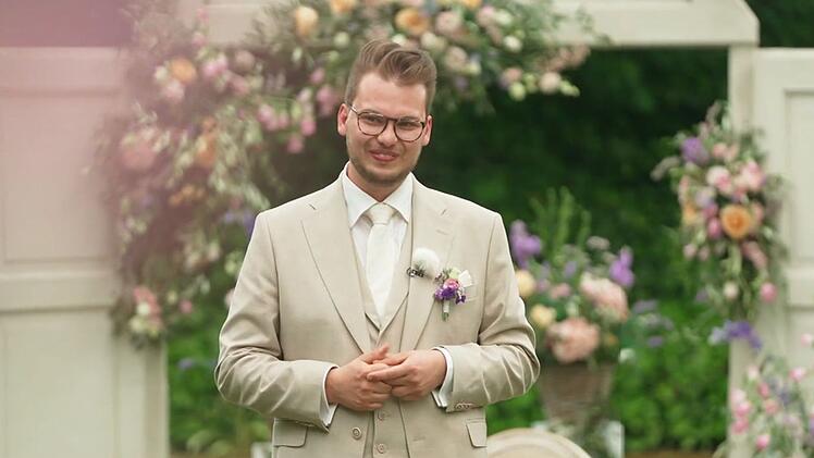 Sitzen gelassen von seiner Braut weiß Julian zunächst nicht, wie ihm geschieht.