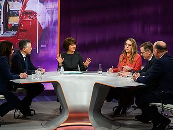 Maybrit Illner (Mitte) tat sich schwer, ihre G&auml;ste im Zaum zu halten.