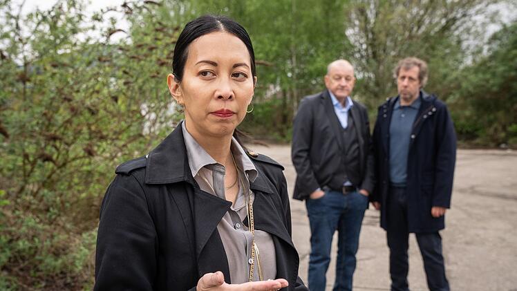 Agenturchefin Sophie Dragon (Minh-Khai Phan-Thi) findet am Tatort eine goldene Kette, w&auml;hrend Wilsberg (Leonard Lansink, Mitte) und Ekki Talk&ouml;tter (Oliver Korittke) das Geschehen verfolgen.