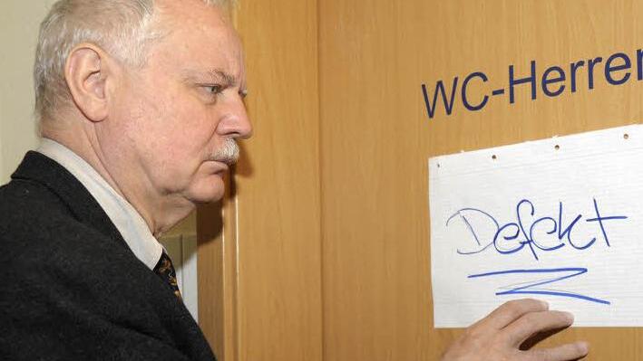 Vorsitzender Liebhard Löffler kann die Herren-Toilette nicht nutzen, wie alle männlichen Tierheim-Besucher.