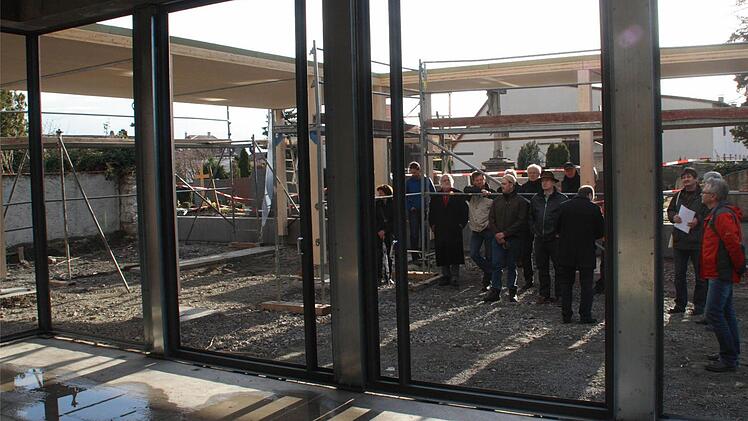 Die weitere Großbaustelle in der Marktgemeinde ist die neue Leichenhalle mit der vorgestellten Pergola. Foto: G. Bauer