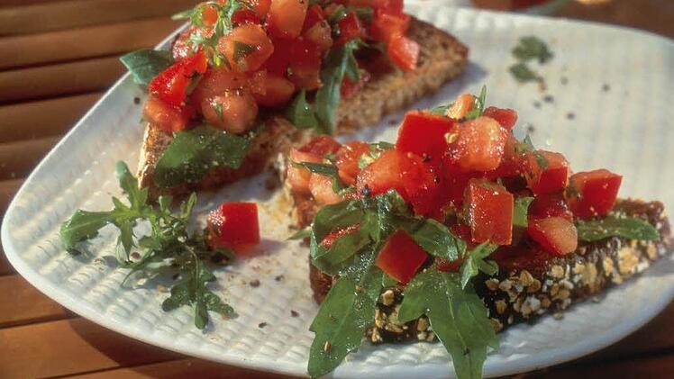 Rucola wird immer beliebter und schmeckt besonders gut auf Pizza, als Salat und in Nudelgerichten. Jetzt ist der richtige Zeitpunkt, im Garten oder auf dem Balkon das Kraut anzupflanzen. Foto: Archiv