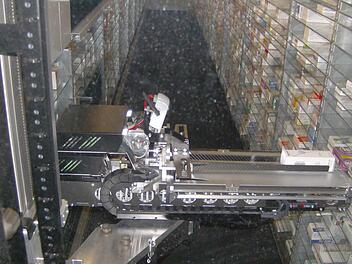 Präzise und zuverlässig arbeitet der Automat im Lager der Igensdorfer Apotheke. Fotos: Malbrich