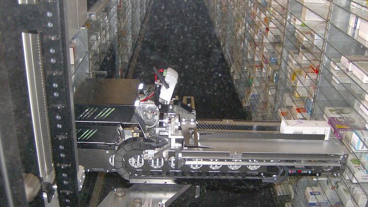 Präzise und zuverlässig arbeitet der Automat im Lager der Igensdorfer Apotheke. Fotos: Malbrich