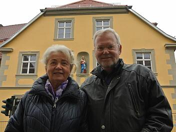 Es war ein schöner Moment für Roland und Ilona Doster, als die Maria frisch saniert wieder an ihren Platz am Haus kam. Es ist die Originalfigur