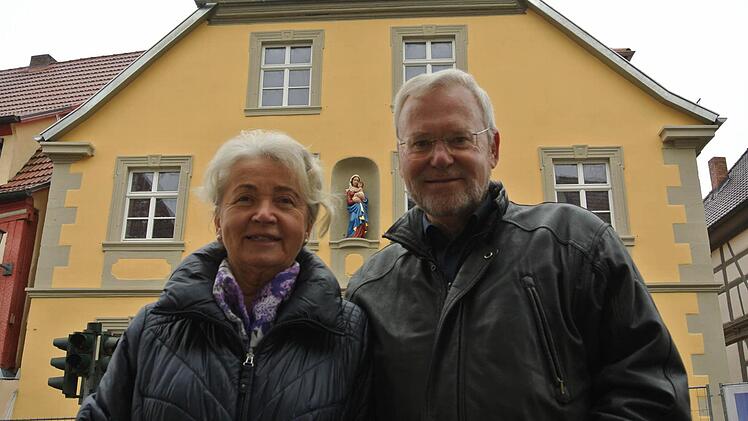 Es war ein schöner Moment für Roland und Ilona Doster, als die Maria frisch saniert wieder an ihren Platz am Haus kam. Es ist die Originalfigur