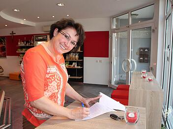 Ihr Name gegen die Trasse: Alexandra Ögretmen aus Kothen hat bereits unterschrieben. Foto: Ulrike Müller