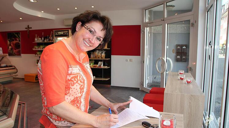 Ihr Name gegen die Trasse: Alexandra Ögretmen aus Kothen hat bereits unterschrieben. Foto: Ulrike Müller