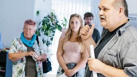 Redaktionsleiter Klaus Schmitt (rechts) erzählt vom Tagesgeschäft der Lokalredaktion Haßberge des Fränkischen Tags in Zeil.