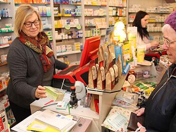 Apothekerin Judit Vasady-Kovacs berät Walburga Krusch. Foto: Matthias Beetz