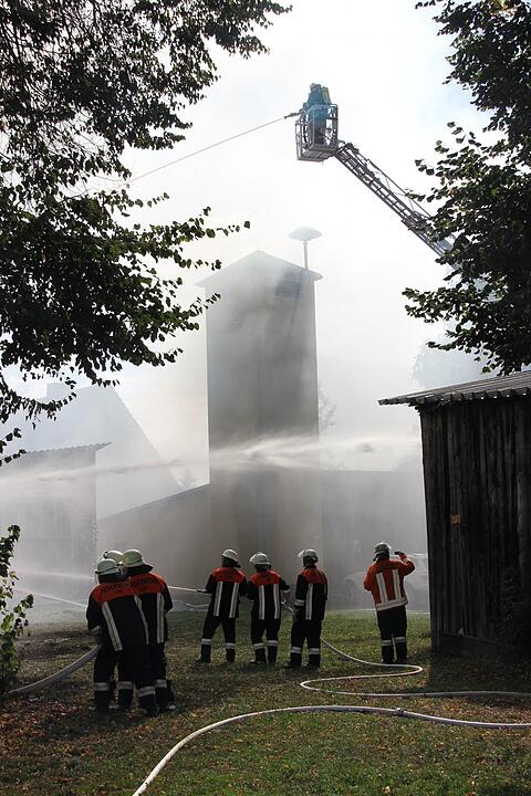 Lagerhalle in Au brennt