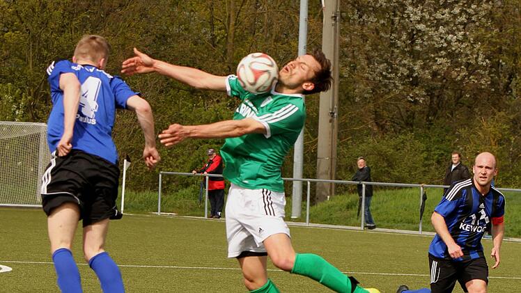 Aktion an der Strafraumgrenze der Gäste, wo der Sander Markus Schnitzer (2. von links) den Ballnicht mehr ganz unter Kontrolle bringt, nachdem der Weidener Dennis Paul (links) schon geschlagen war. Foto: Günther Geiling