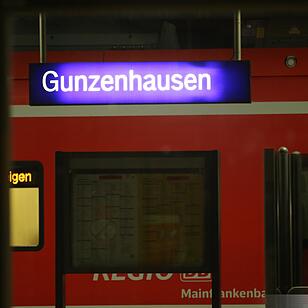 Herrenloser Koffer im Zug gefunden - Bombenraeumkommando gibt Entwarnung