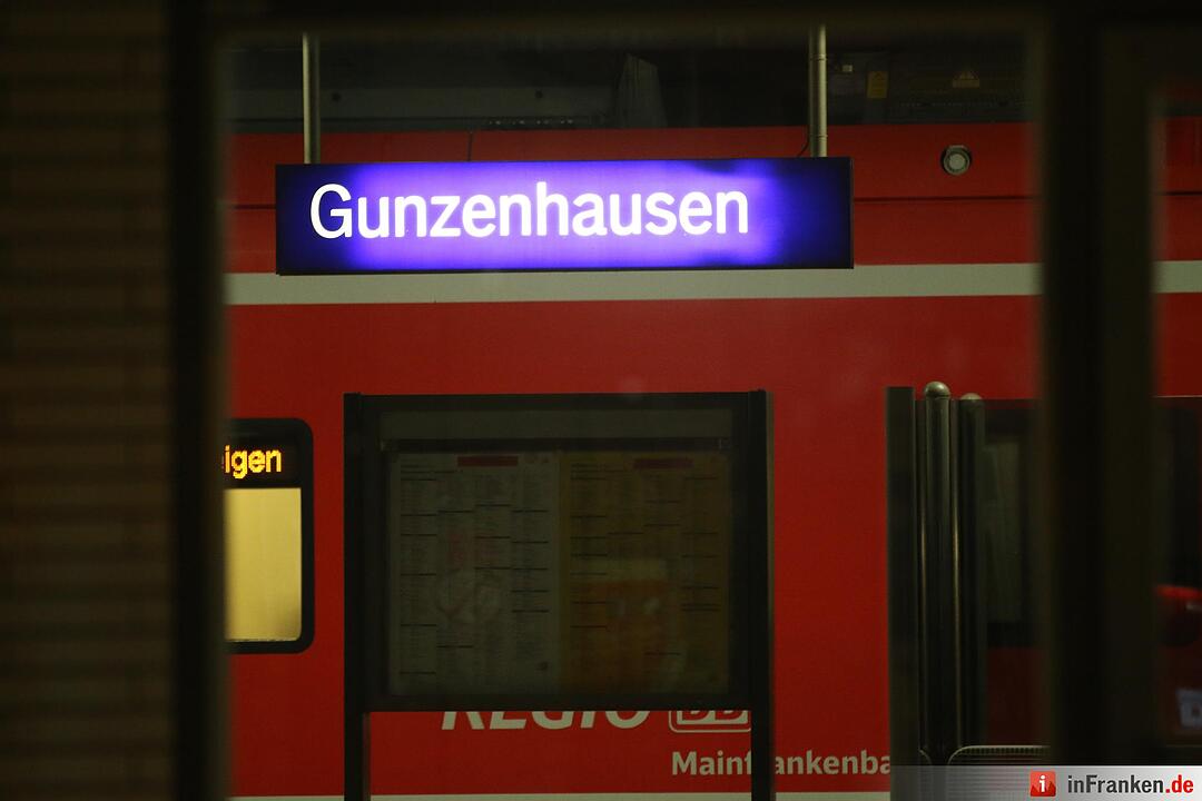 Herrenloser Koffer im Zug gefunden - Bombenraeumkommando gibt Entwarnung