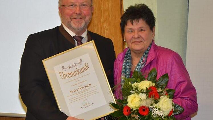 Erika Schramm wurde aus dem Gemeinderat auf eigenen Wunsch verabschiedet. Bürgermeister Egon Herrmann überreichte die Dankurkunde. Foto: K.- H. Hofmann