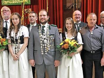 Die neuen Kreiskönige und Kreisköniginnen mit den Vizekönigen und Vizeköniginnen, Rundenwettkampfleiter Herbert Ruppert (2.v.r) und Gausportleiter Thomas Bader (4.v.r.), Gauschützenmeister Hans-Joachim Hiller (3.v.l) sowie Vizelandrätin Rosi Kraus.  Foto: Mathias Erlwein