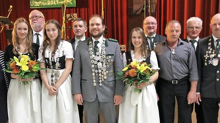 Die neuen Kreiskönige und Kreisköniginnen mit den Vizekönigen und Vizeköniginnen, Rundenwettkampfleiter Herbert Ruppert (2.v.r) und Gausportleiter Thomas Bader (4.v.r.), Gauschützenmeister Hans-Joachim Hiller (3.v.l) sowie Vizelandrätin Rosi Kraus.  Foto: Mathias Erlwein