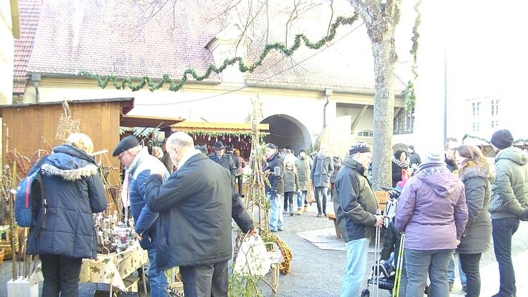Der Innenhof des Bischofsheimer Weihnachtsmarktes. Gerhard N&auml;gler