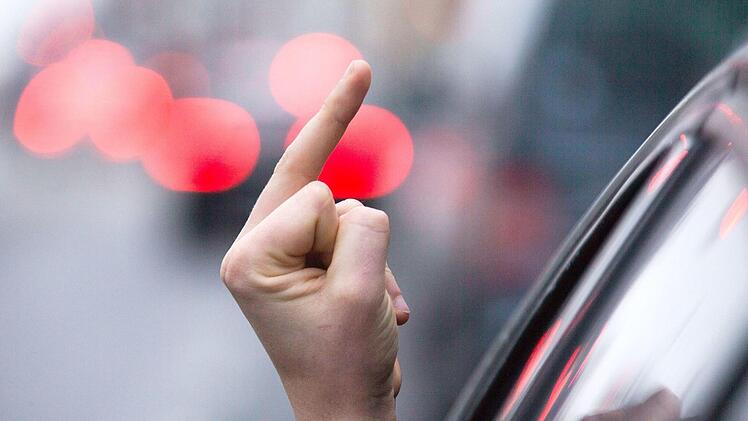 Weil er Polizisten den Stinkefinger gezeigt hat, muss sich ein Kulmbacher vor Gericht verantworten.  Symbolfoto: Jens Büttner/dpa