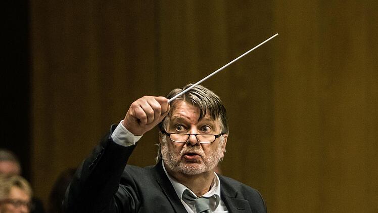Das Orchester der Musikfreunde Neustadt unter Leitung von Hans Stähli beeindruckte mit seinem Sinfoniekonzert in der Mehrzweckhalle Heubischer Straße.Foto: Jochen Berger