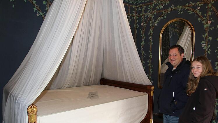 Thomas Knauer und Tochter Hanna beim Rundgang durchs Schloss Foto: Desombre