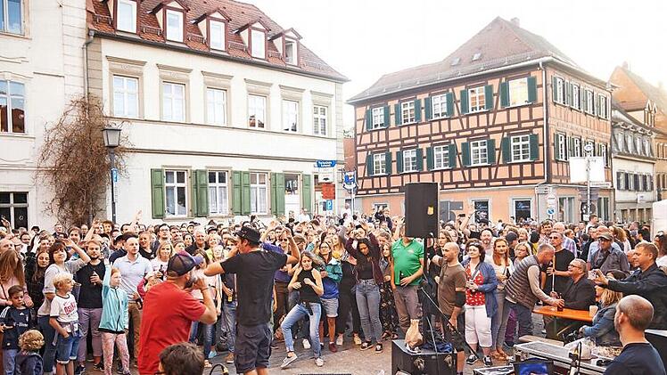Wie hier auf dem Elisabethenplatz herrschte beim Fest der Musik im vergangenen Jahr starker Besucherandrang. Foto: privat