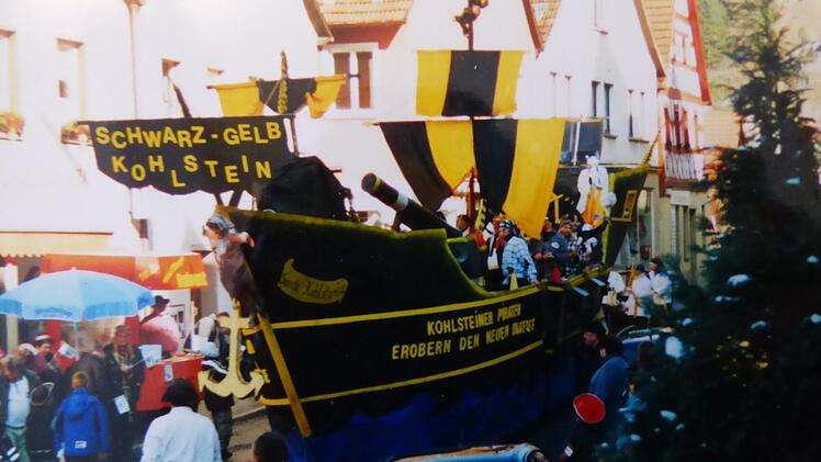 Ein riesiges Piratenschiff fuhr 2001 durch die Straßen in  Gößweinstein und Pottenstein und wäre auf der B 470 auf dem Weg zum  Faschingsumzug nach Pottenstein beinahe mit einem Lastwagen kollidiert,  weil der Lkw-Faher erschrak, als ihm in der Mooshäuschenkurve ein Schiff  entgegenkam.  Foto: Thomas Weichert