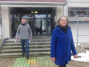 Die Verantwortlichen für das neue Projekt "IT-mobil", Anneliese Iser  und Stephan Schreiber-Hassa, vor dem Eingang der Grund- und Mittelschule  Kirchehrenbach Thomas Weichert