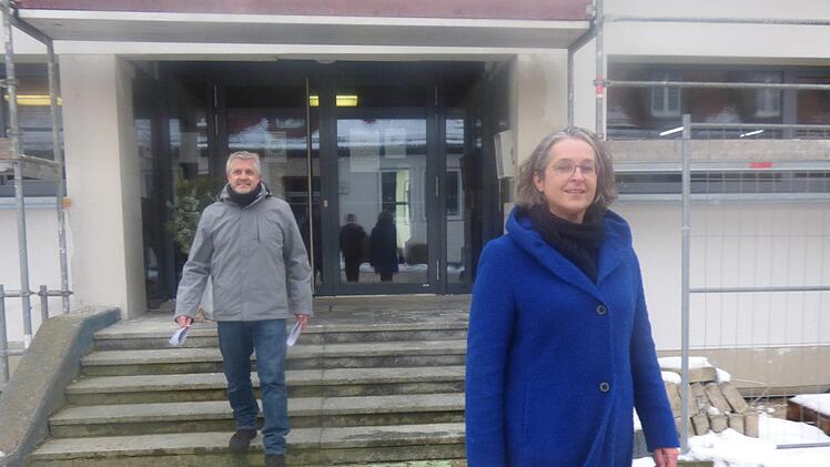 Die Verantwortlichen für das neue Projekt "IT-mobil", Anneliese Iser  und Stephan Schreiber-Hassa, vor dem Eingang der Grund- und Mittelschule  Kirchehrenbach Thomas Weichert