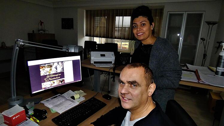 Bürgermeister Alexander Wunderlich und Alia Saleh freuen sich darauf, nunmehr auch im Deutschen Dampflokomotiv-Museum Eheschließungen vornehmen zu können. Foto: Werner Reißaus