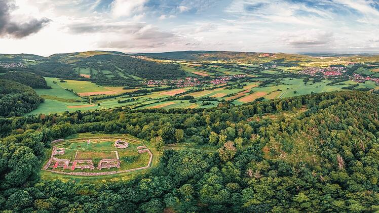 Südwestlich von Bischofsheim, etwa auf halbem Weg zum Kreuzberg, finden sich auf einem Basaltkegel Ruinen der Osterburg. Die Osterburg ist die Ruine einer Gipfelburg bei Bischofsheim in der Rhön im unterfränkischen Landkreis Rhön-Grabfeld in Bayern. Rhön Drohnenpanorama, Osterburg, Kreuzberg, Wandern, Ausflug, Sehenswürdigkeit, Unterfranken  von aBSicht
