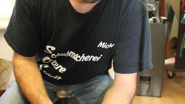 Für Fußballprofis   versieht  Michael  Täuber     Noppenschuhe    mit Stollengewinden.