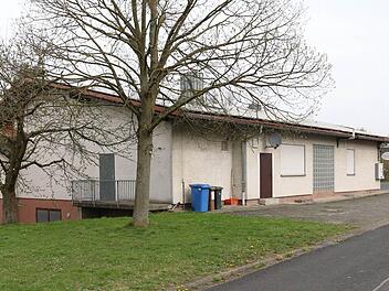 Der Platz rund um das Gemeinschaftshaus: Hier soll die Dorferneuerung beginnen, die das zentrale Thema in der Bürgerversammlung in Waizenbach war.  Foto: Gerd Schaar