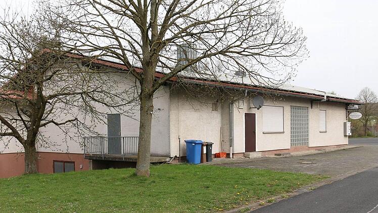 Der Platz rund um das Gemeinschaftshaus: Hier soll die Dorferneuerung beginnen, die das zentrale Thema in der Bürgerversammlung in Waizenbach war.  Foto: Gerd Schaar