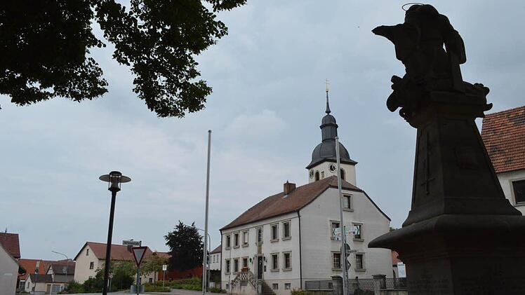 Kirchturmdenken überwinden: Der Rannunger Gemeinderat beschloss am Dienstag, der Allianz Schweinfurter Oberland beizutreten. Im Bild der Blick vom Kriegerdenkmal aus auf Pfarrhaus und Kirche. Foto: Isolde Krapf
