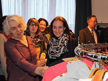 Dichtes Gedränge herrschte bei der Einweihung der neuen Thurnauer Kleiderkammer. Initiatorin Susan Müller (Mitte), Gisela Sesselmann (links) und viele weitere Ehrenamtliche haben tatkräftig angepackt. Nun sind sie zu Recht stolz auf das Ergebnis. Foto: Katharina Müller-Sanke