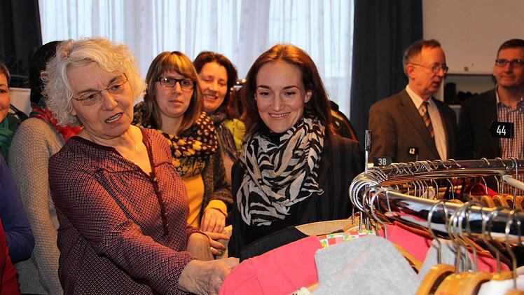 Dichtes Gedränge herrschte bei der Einweihung der neuen Thurnauer Kleiderkammer. Initiatorin Susan Müller (Mitte), Gisela Sesselmann (links) und viele weitere Ehrenamtliche haben tatkräftig angepackt. Nun sind sie zu Recht stolz auf das Ergebnis. Foto: Katharina Müller-Sanke