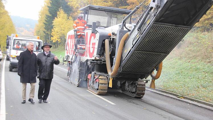 Jürgen Woll (links) und Egon Herrmann an der Baustelle zwischen Weißenbrunn und der Abzweigung nach Gössersdorf. Der Asphalt wird in einer Stärke von vier Zentimetern abgefräst und durch eine Spezialmischung ersetzt, die nur auf besonders beanspruchten Straßen eingebaut wird.  Foto: Friedwald Schedel