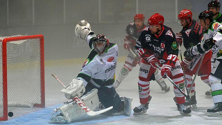 Glück gehabt: Miesbachs Daniel Hilpert (Nummer 97) setzt den Puck nach einem abgeprallten Distanzschuss knapp neben das Gehäuse. Alligators-Goalie Carsten Metz wäre chancenlos gewesen. Fotos: Picturedreams