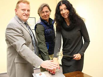 Bürgermeister Matthias Klement, Projektmanagerin Rosi Diwo und NEFtv-Geschäftsführerin Carmen Becker drückten gemeinsam den Startknopf für das schnelle Internet in Maßbach. Foto: Heike Beudert