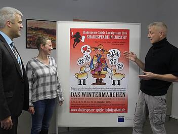 Sie sind stolz auf ihren Shakespeare in Ludschter Dialekt: Bürgermeister Timo Ehrhardt (links), Manja Hünlein und Regisseur Daniel Leistner stellen das erste Plakat "Das Wintermärchen" vor. Foto: Veronika Schadeck