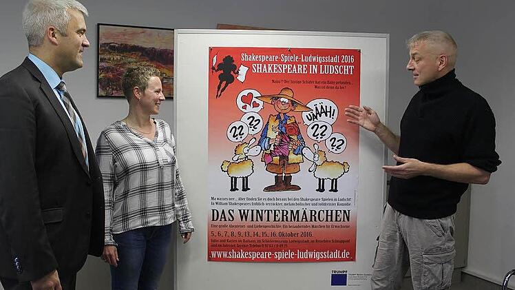 Sie sind stolz auf ihren Shakespeare in Ludschter Dialekt: Bürgermeister Timo Ehrhardt (links), Manja Hünlein und Regisseur Daniel Leistner stellen das erste Plakat "Das Wintermärchen" vor. Foto: Veronika Schadeck