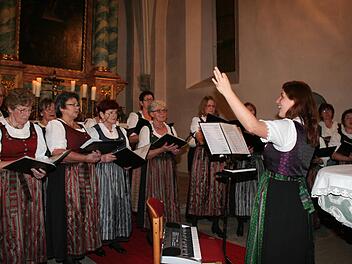 Die Landfrauen begeisterten sowohl akustisch als auch optisch beim Konzert in der Lonnerstadter Kirche.