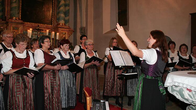 Die Landfrauen begeisterten sowohl akustisch als auch optisch beim Konzert in der Lonnerstadter Kirche.